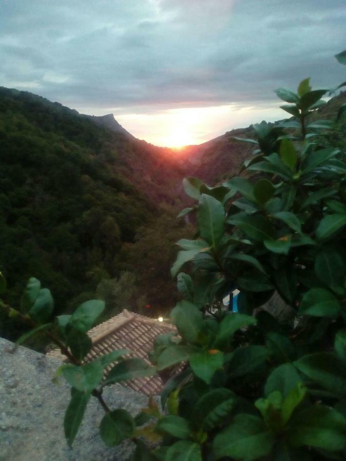 Cortijo La Solana Guest House Guejar-Sierra Bagian luar foto